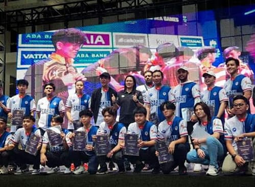 Peserta korporat mencuba simulator lumba di program team building esport di Sabah