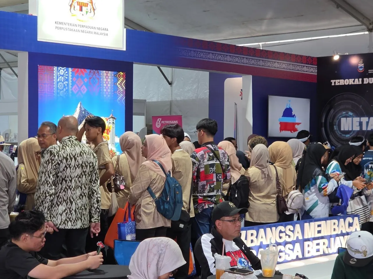 VIP guests visiting the AKG Esports booth at Minggu Perpaduan 2026